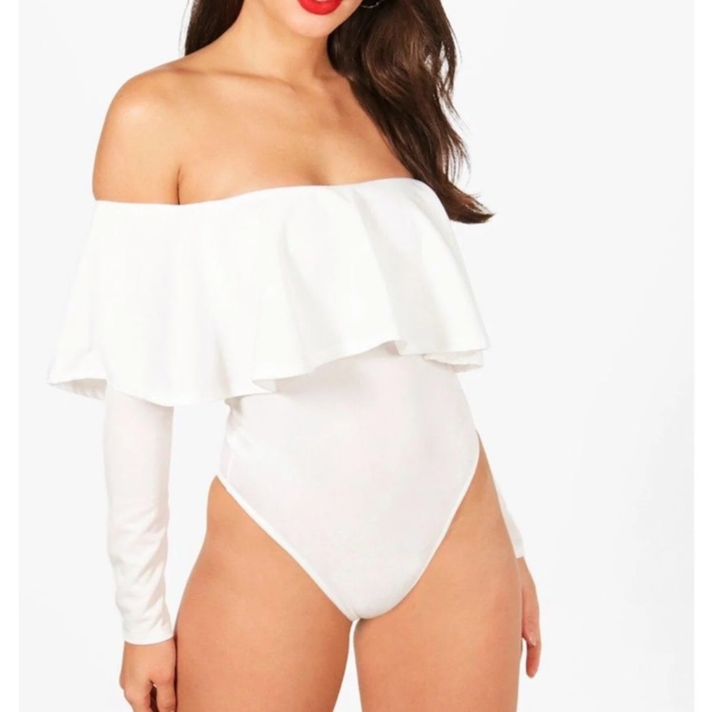 Boohoo ruffle off shoulder bodysuit Small